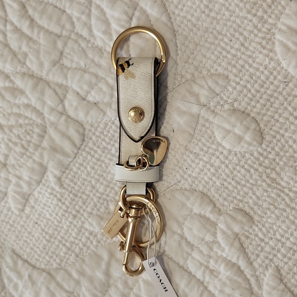 NWT Coach BEE ๐ print key ring trigger snap bag clip keys cream gold - Picture 1 of 7